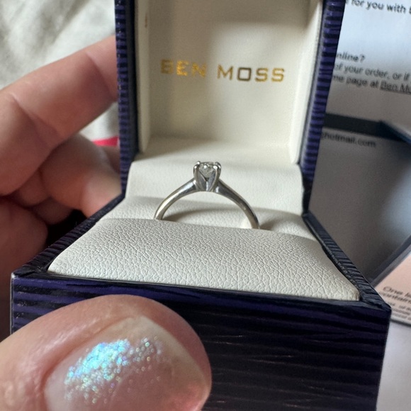 Oval engagement ring - Picture 4 of 6